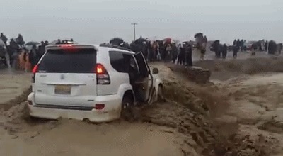 |搞笑GIF：花了三个月改装的，准备开着去撩妹，刚出村口就被查了