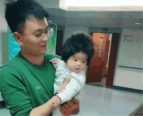 路人|两岁宝宝成“万人迷”,路人纷纷拿手机拍照,这发量太让人羡慕