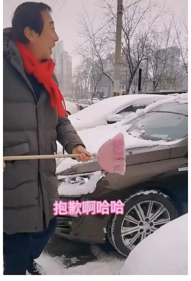 |冯巩雪天帮人扫车好搞笑！不参加春晚的他，今年分别在三个台亮相