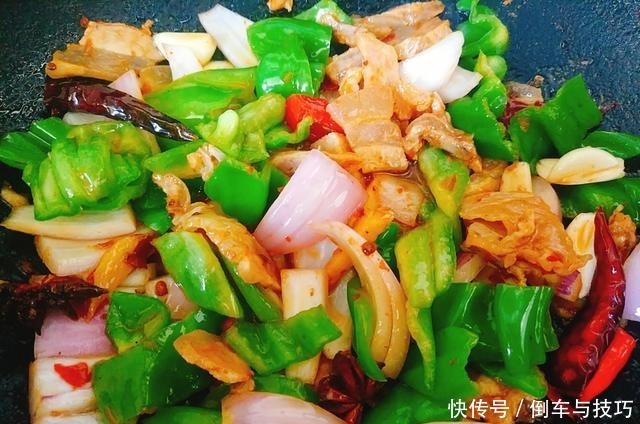 土豆片好吃有诀窍,这样搭配来做,香辣可口越嚼越香,还很简单