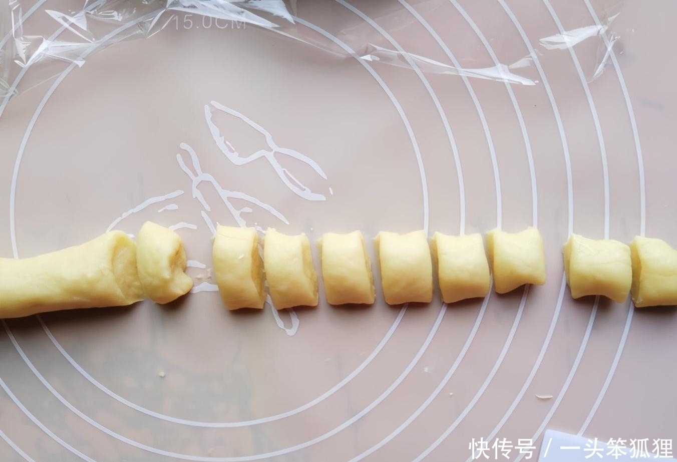 此道自制小吃,一碗面粉两个鸡蛋,几分钟就能做好,香酥可口