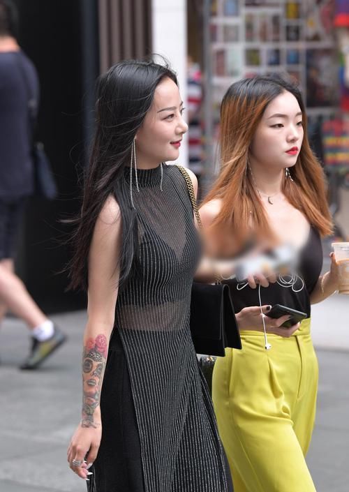 80后跟90后成闺蜜,穿搭各有品味,网友还是姐姐美一点