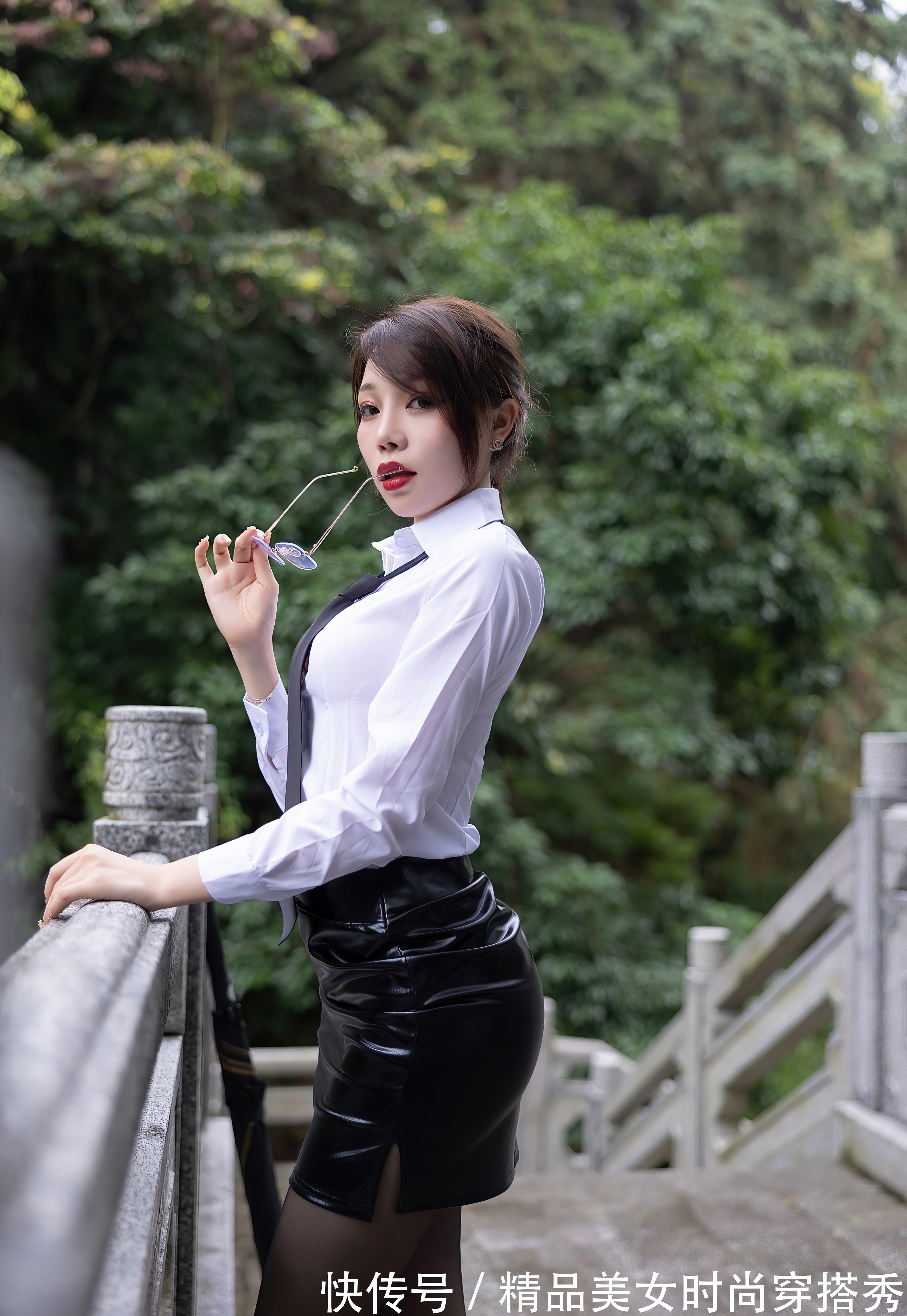 衬衫 白色衬衫下搭一条帅气十足的黑色皮裙,既酷又不失女人味