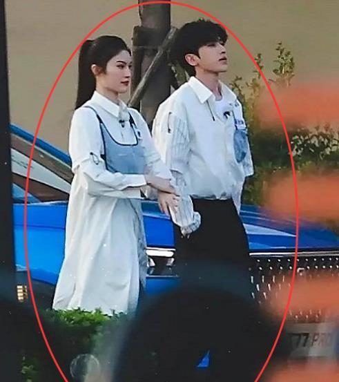 蔡徐坤录制跑男时,全程只拉着一个女生,看清是谁后粉丝彻底酸了