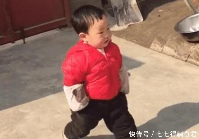2岁“蹭饭宝宝”火了,两手插兜四处串门,网友真正的吃百家饭