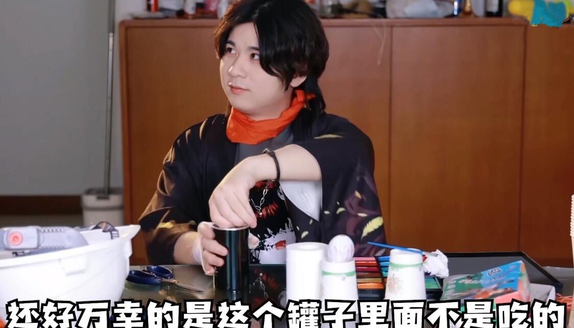 低成本|原神玩家低成本COS万叶，安全帽加可乐罐，武器是认真的吗？