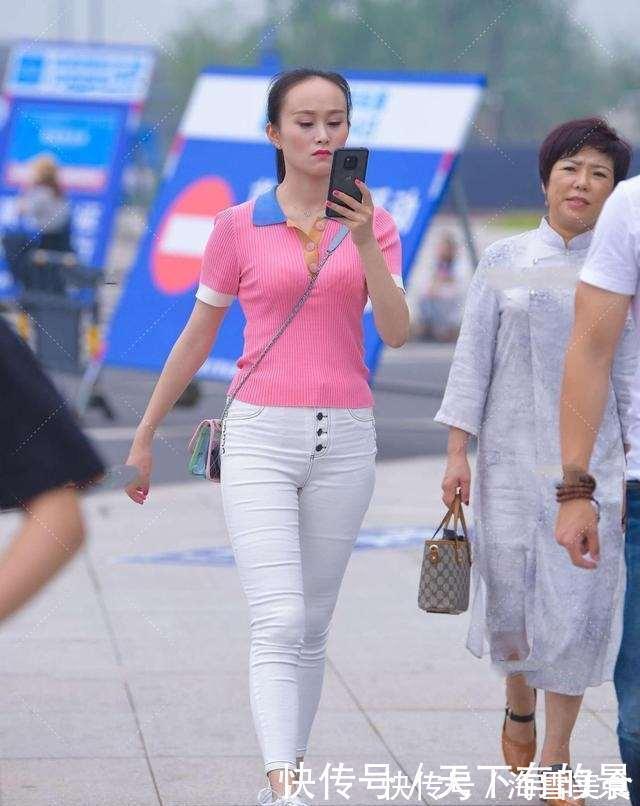 裤子|粉色短袖搭白色打底裤，整体搭配很有质感，拥有满满的潮流气息