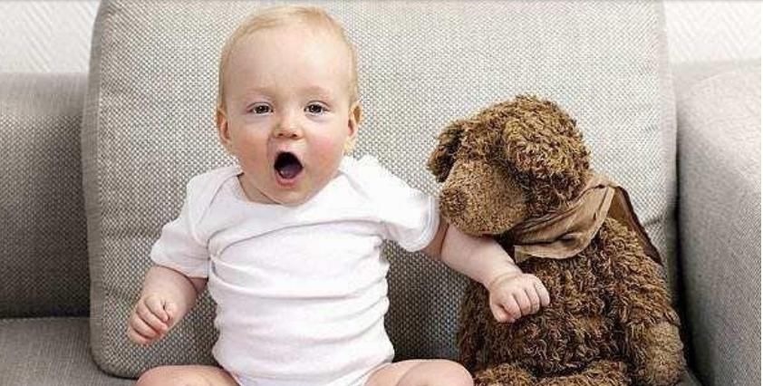 入睡|宝宝频繁夜醒?培养宝宝一个能力很关键,父母学会了孩子睡整夜