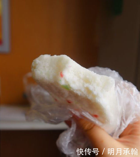 阿姨开了间早餐铺,一早就排起长队,10元吃到饱,一卖就是40年