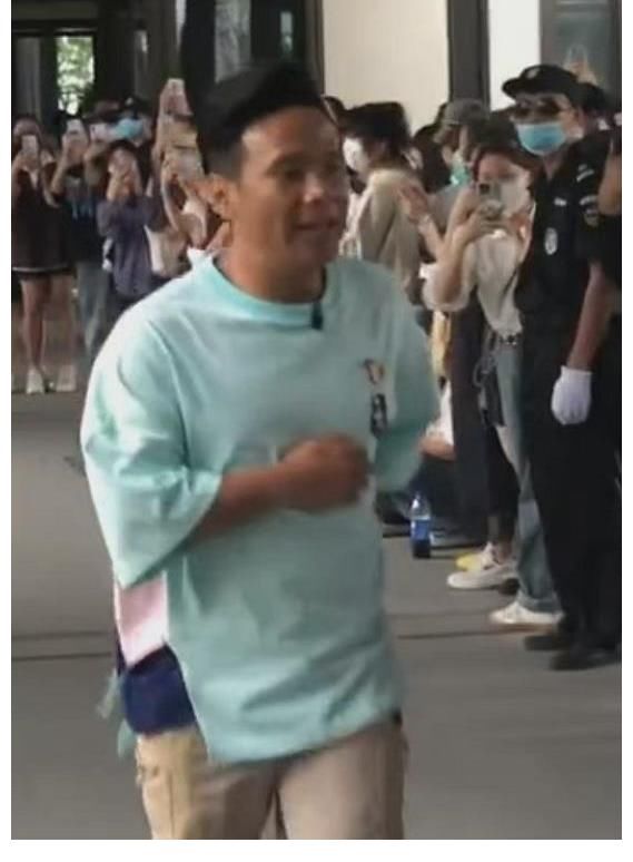 综艺|宋小宝录制新综艺,被粉丝围观开心比耶,和路人打招呼超接地气