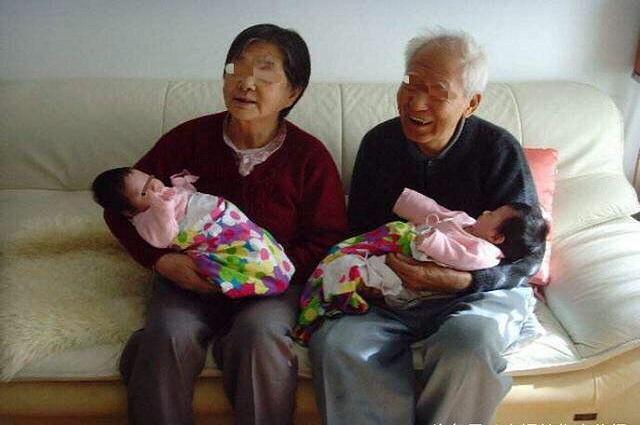 张凤|爸妈年龄相差44岁,那个刚出生爸爸就70多岁的孩子,现状如何了