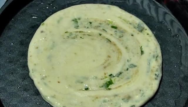 香酥|香酥葱花饼,别再傻傻只放葱花和油,多加一种食材,饼更香更酥