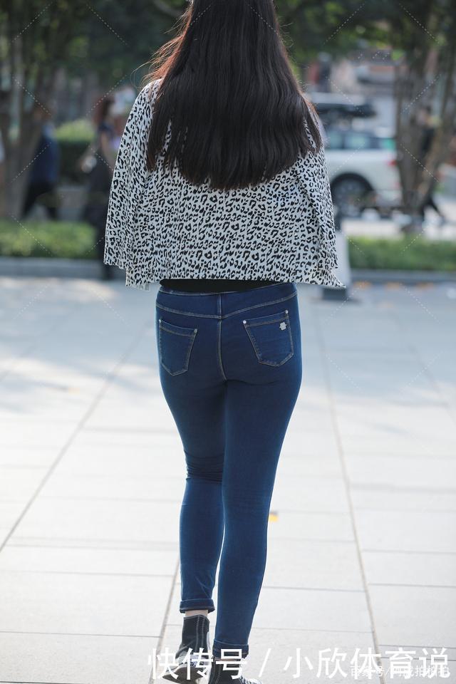 夏日如何搭配长款背心和长款牛仔裤应该如何搭配