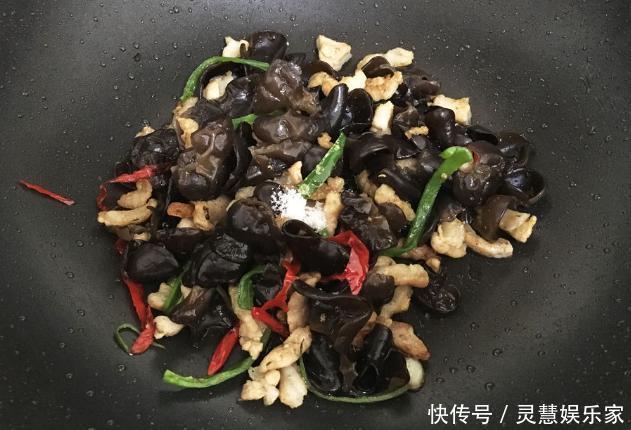 炒木耳时,容易炸锅溅出?学会这一招,轻松解决,特别实用