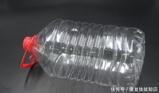 妙用|空油桶上穿2根绳子，太聪明了，解决了困扰大家的一大难题，真棒！