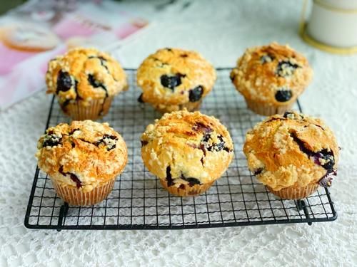 美味|10分钟搞定,爆浆蓝莓麦芬蛋糕,外酥里软又美味,秒杀蛋糕店