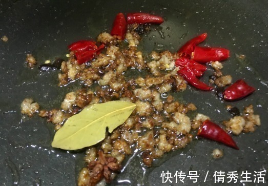 炖豆腐时,往锅里扔这2味香料,炖出来的豆腐又香又嫩,超美味!
