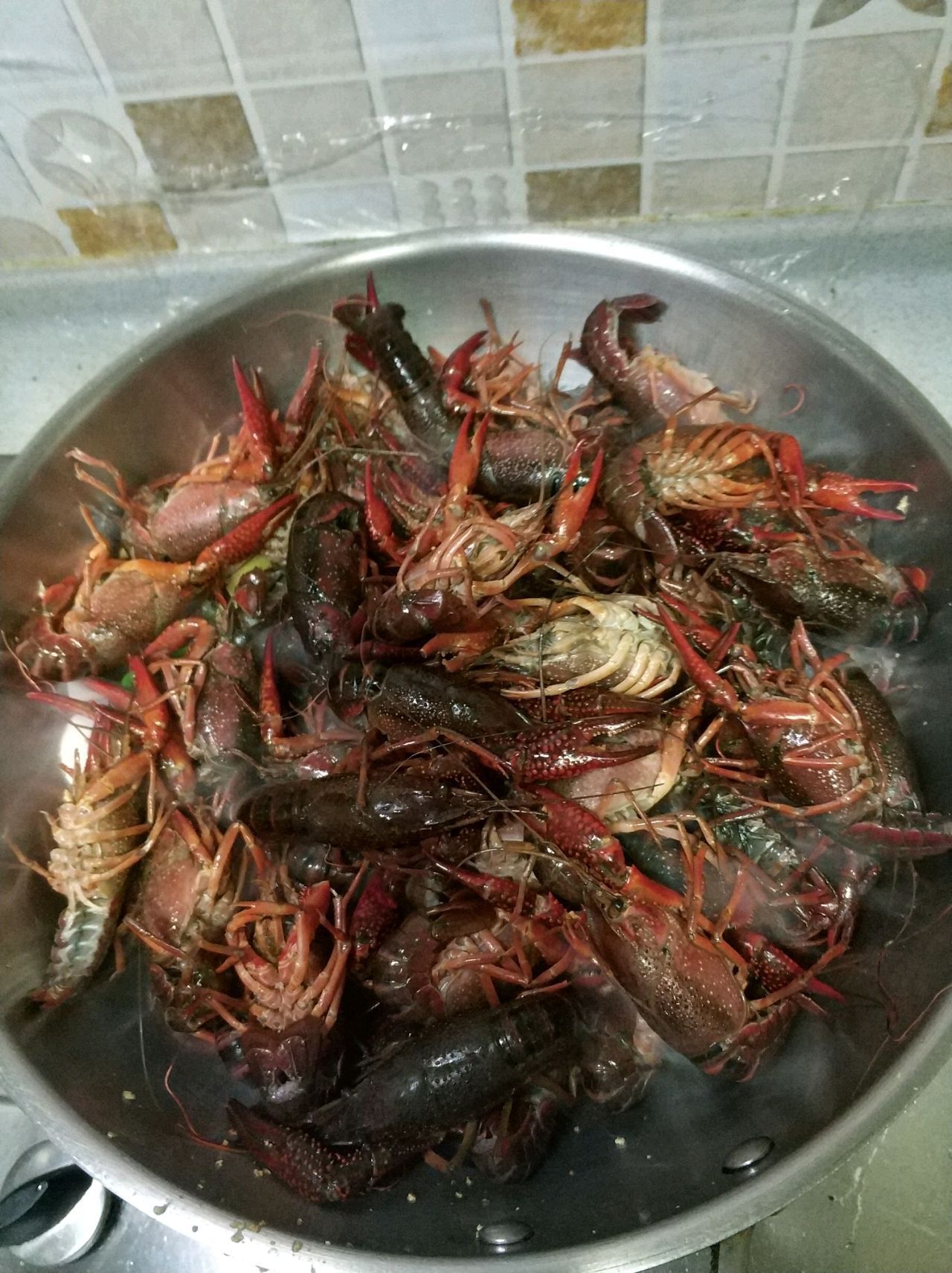 买回来2斤小龙虾,做成蒜蓉口味的,香味浓郁真好吃!