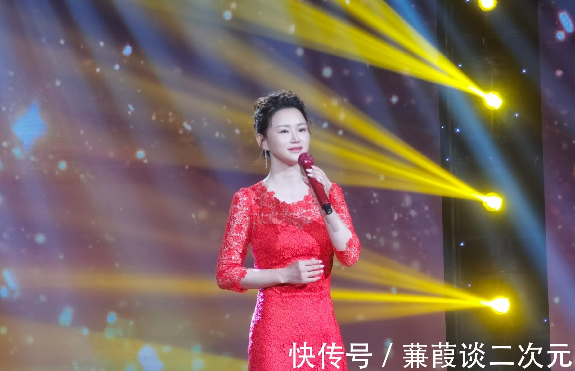 舞臺(tái)|鄧超予再登央視舞臺(tái)，唱響你心中的歌！《愛無冬季》引爆觀眾淚腺