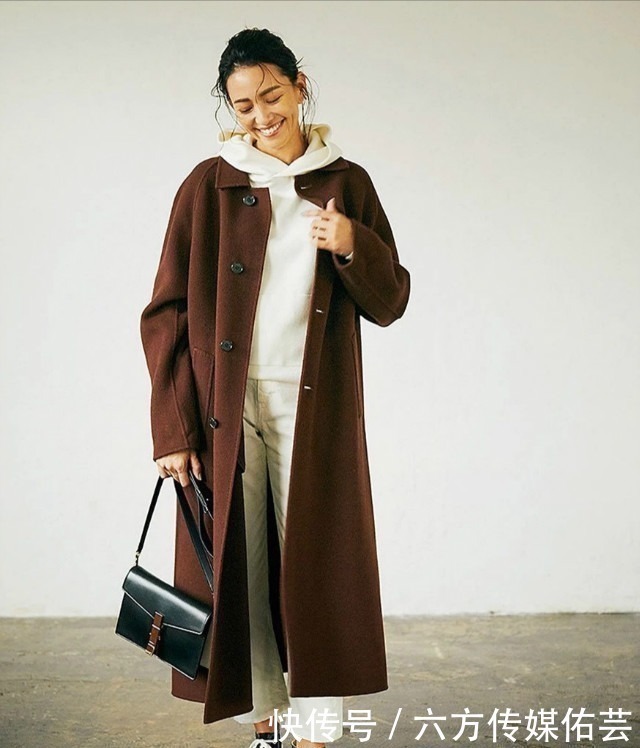 减龄 女人到了中年,这才是你该有的穿搭:大衣+烟管裤,时髦又减龄!