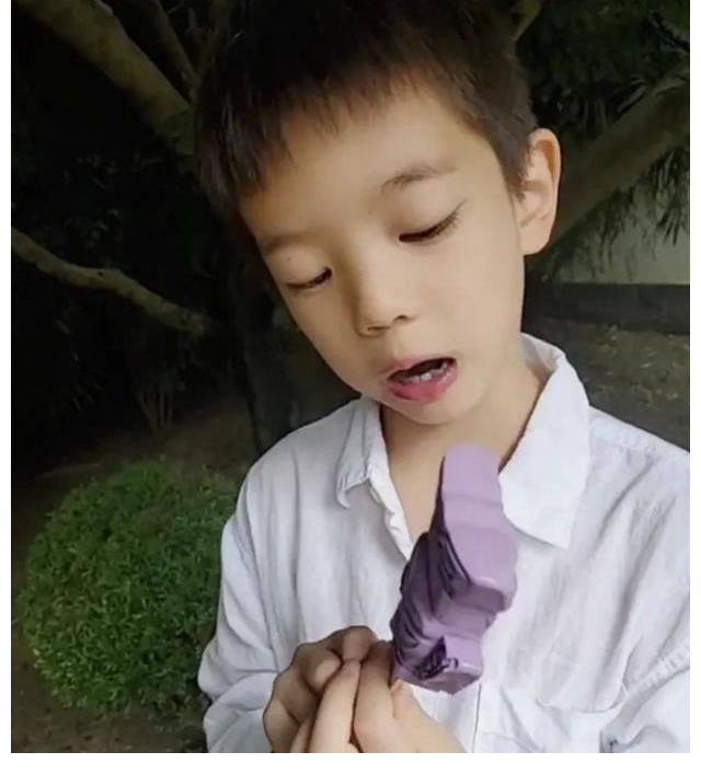 李现|霍思燕晒嗯哼吃雪糕视频,白衬衣少年好帅,“迷你版李现”没错了