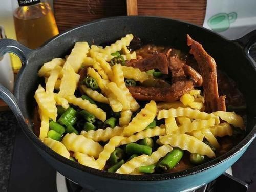 韩国游客在中国,这应该是穷人吃的吧中国网友这个不便宜