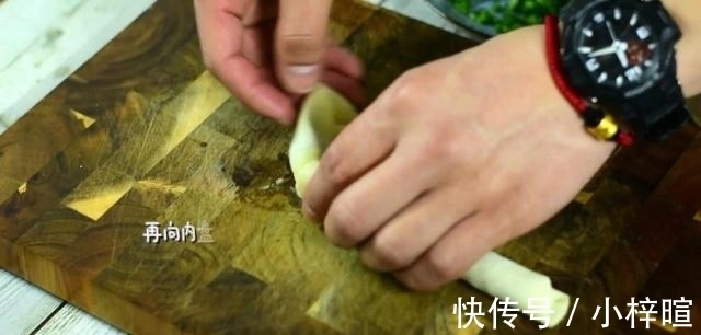 清香|葱油饼这做法火了,不揉面不烫面,清香酥脆,放上3天也不会硬