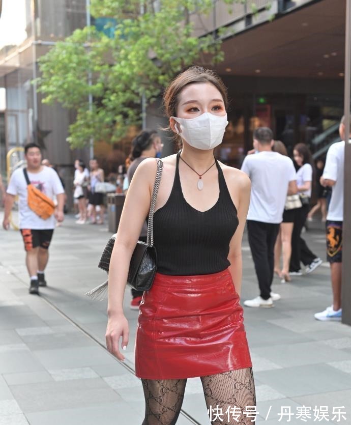 胯宽 30岁阿姨的红色“皮裙”,搭配独特,轻松展现“知性美”!