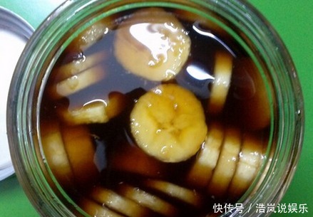 香蕉放入白醋里泡一泡，没想到还有这么厉害的作用，不知道亏大了
