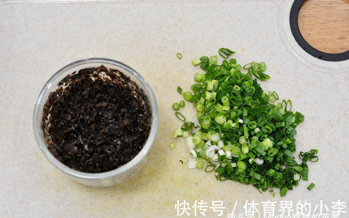 最近蔬菜有点儿小贵，试试素三鲜饺子，换着花样天天吃不腻