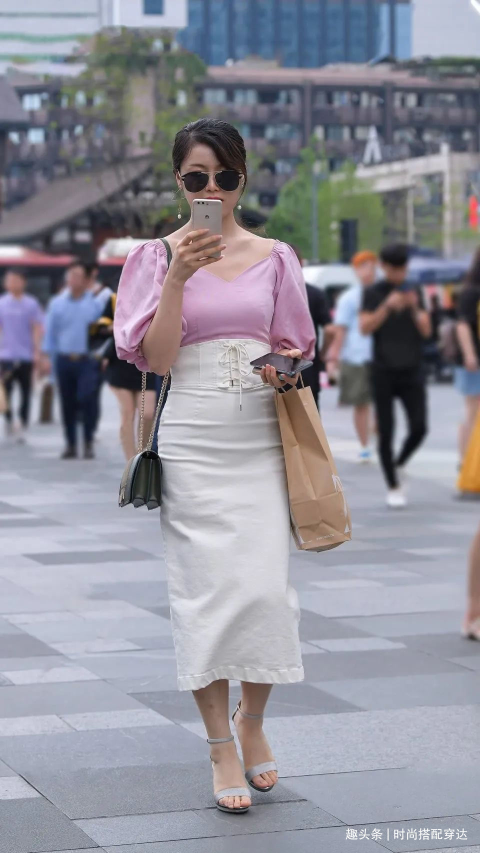 小姐姐白色束腰带，轻松展现出了一种简洁干净的感觉