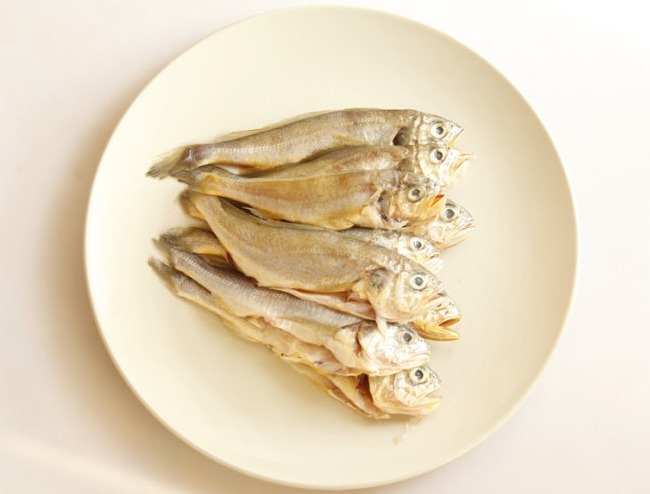 炸小黄花鱼怎么酥脆,五星级大厨教一个小秘方,连鱼刺都可以吃了