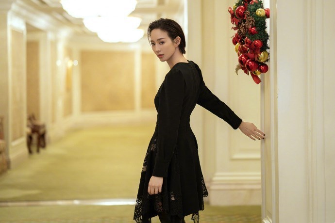 性感|张钧甯黑白系穿搭经典时尚,黑色裙装性感优雅,白色裤装清新明丽