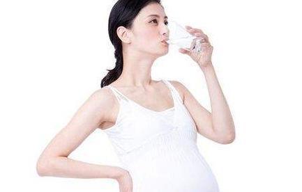 孕期严守八杯水还是发现羊水偏少，得知原因后，孕妈感到惭愧