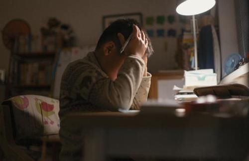 赵一|“我真辅导不了”,一道数学题难倒一家五口,低文化父母很崩溃