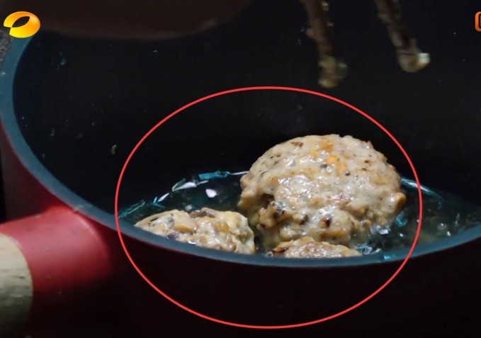 黃磊做6個人飯卻只放5個肉丸,掀開鍋蓋那刻,徹底暴露綜藝本質(zhì)