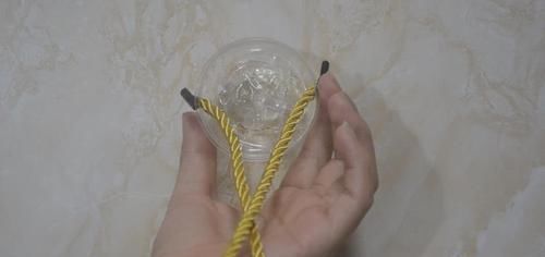 绳子|塑料瓶上穿一根绳子,放在卫生间一年省下不少钱,早点知道就好了