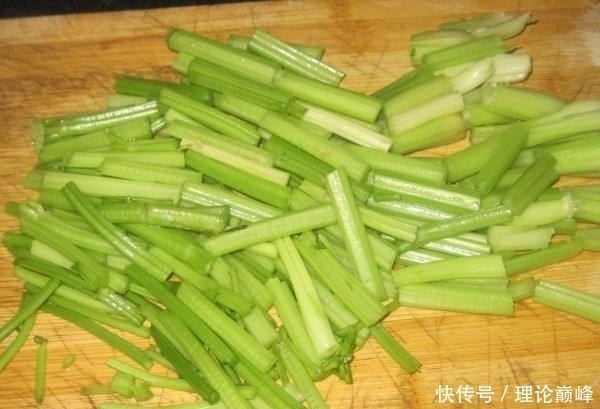 农药残留|凉拌芹菜时,有一个很重要的窍门,掌握后芹菜更脆更嫩更好吃