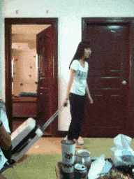 |搞笑GIF:搭讪碰了一鼻子灰之后成精!自己化解了自己的尴尬!