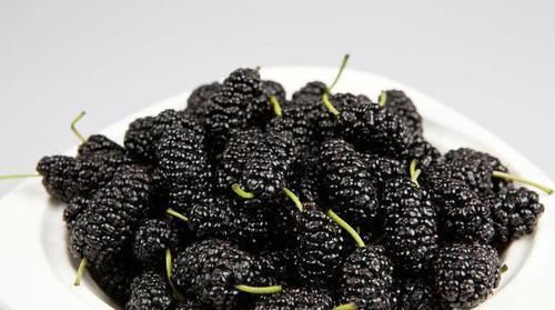 它是天然“助眠果”，睡前吃2粒，清心安神，让你睡得香