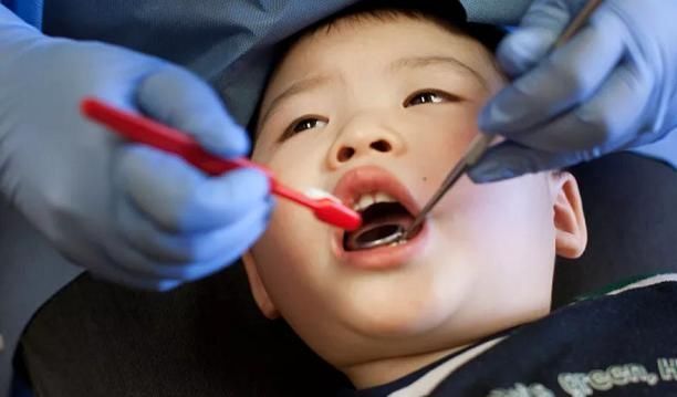 孩子|6岁男娃长“双层牙”,老人的“坏习惯”害了娃,你家有这习惯吗