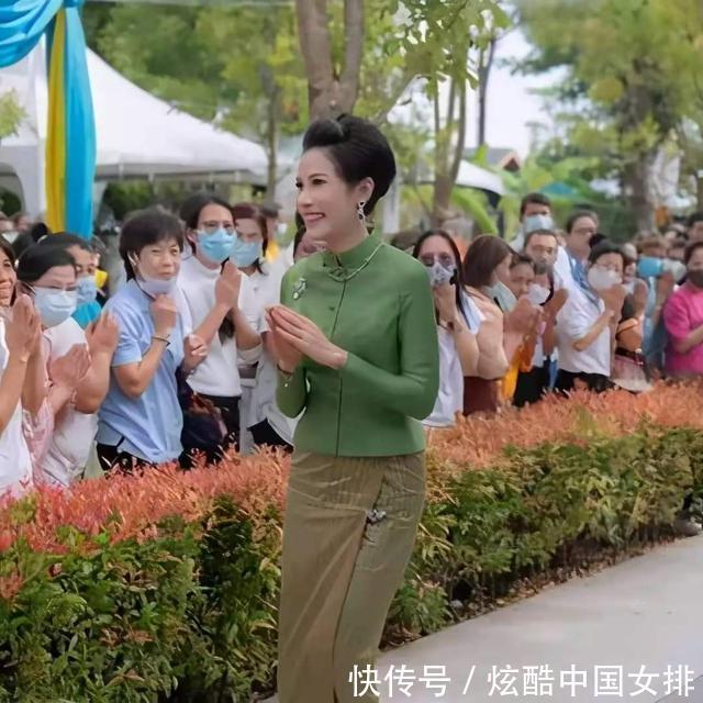 泰国“甄嬛”摊牌了！换新发型后穿衣变大胆，逛街试披肩一脸得意