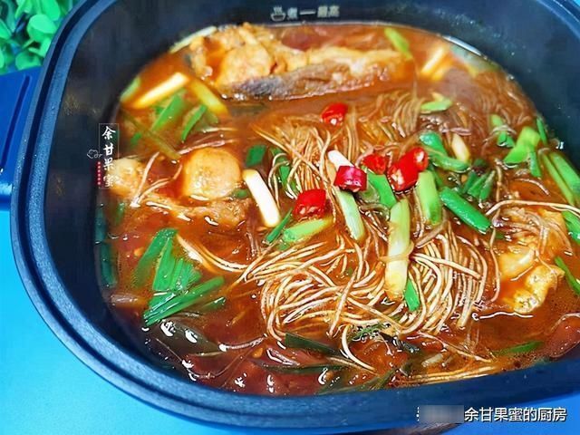 此菜上桌家人夸，三种食材烩一锅，咸鲜味美的下饭菜，又光盘了