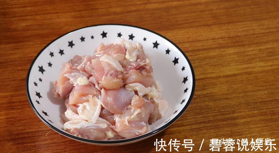 用烤箱做的纸包葱油鸡，比红烧鸡还香，做法太简单了