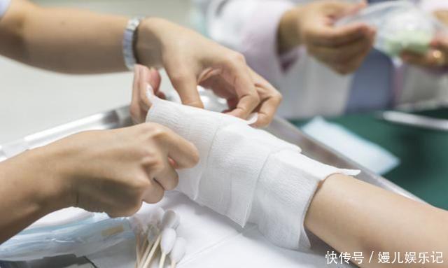 家长|孩子被烫伤,是该先脱衣服还是先冲水?一步做错,孩子伤情更严重