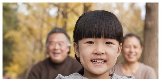 服务员|孩子生气打翻面条，服务员想收拾，奶奶接下来的话，让人肃然起敬