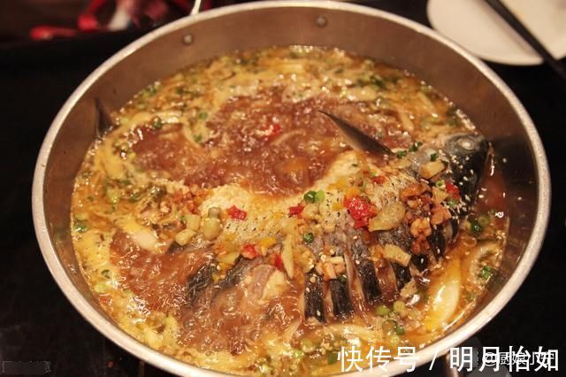 鱼腥味|鱼不要直接下锅煎，多加“这1步”，皮不破，肉不碎，锅不粘