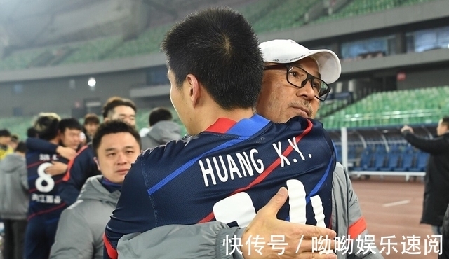 大连队|大连队留在中超重现一线生机,引发外界热议,球迷:还不如降级