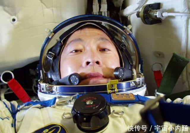 杨利伟进入太空听到敲窗声,谜底在17年后揭开,庆幸捡回一条命
