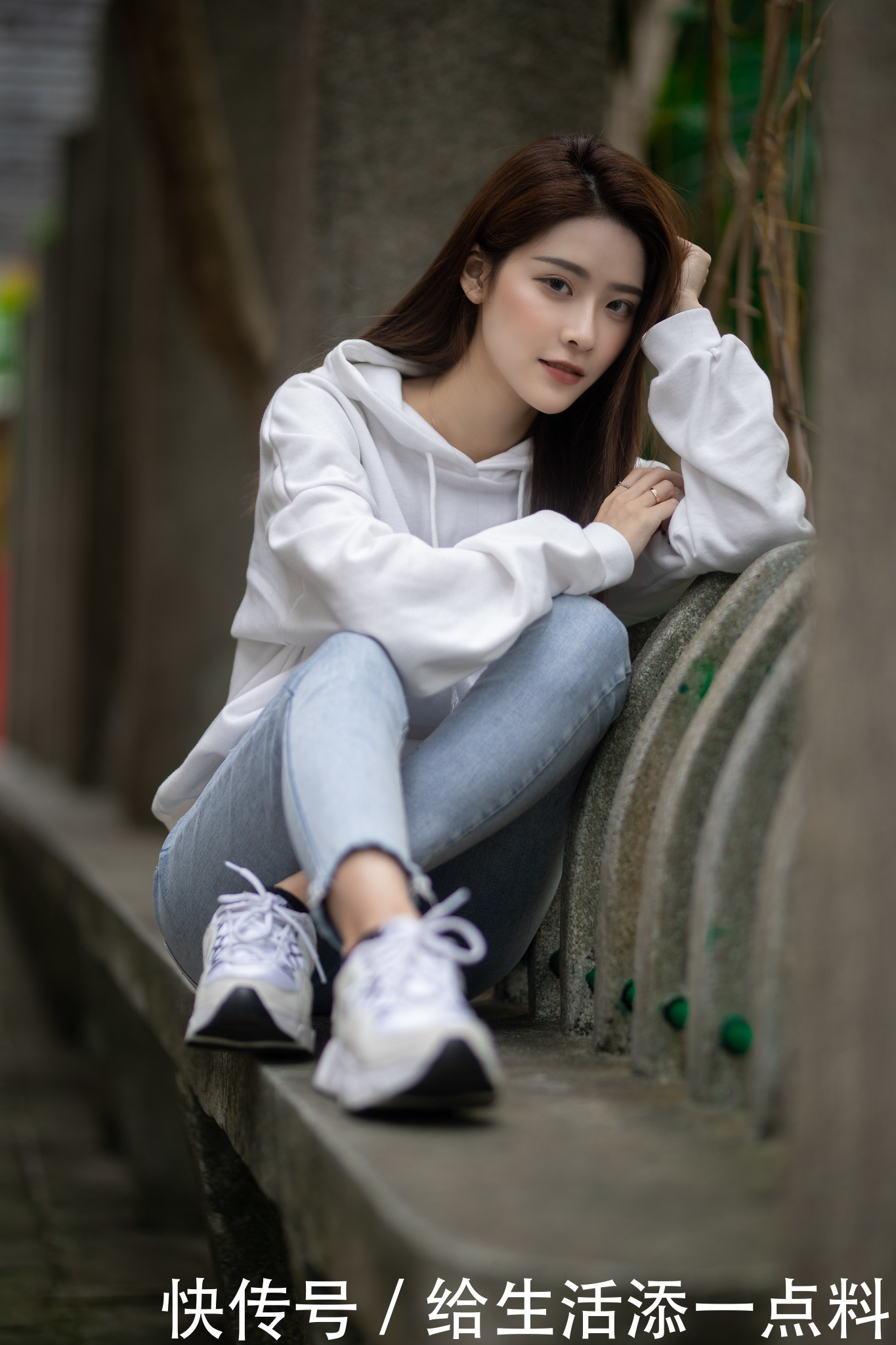 街拍：美女牛仔裤+卫衣时尚又减龄，好气质自带高级感